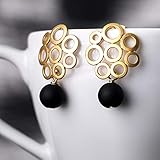 Diese Ohrringe gibt es in Gold und Silbers mit einer Onyx-Perle.