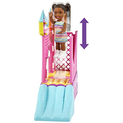 Barbie Skipper Babysitter Inc Bounce House, 1x Puppe Skipper mit braunen und lila Haaren, 1x Kleinkind mit braunen Zöpfen, Schaukel, Rutsche, Zubehör, Geschenk für Kinder ab 3 Jahren