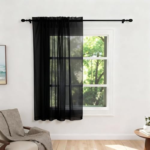 Cortinas de gasa semitransparentes que evitan reflejos molestos en la ventana del salón 2