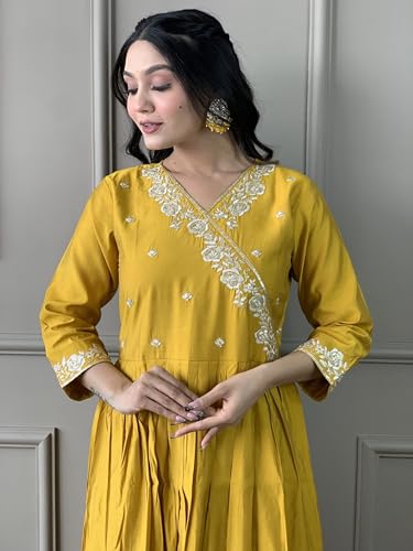 Image of Women's Viscose Chanderi Solid 3 /4 Sleeve V-Neck Embroidered Kurta, Pant and Dupatta-Red-JT-061