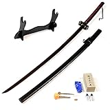 ZANPAKUTO: Zanpakuto ist als „Seelenschneider“ bekannt. Dies ist Ichigos Zanpukuto Schwert in seiner Bankai-Form. Das Schwert besteht aus einer roten Damaszenerklinge mit einem Handschutz aus Metall in der Form des Manji-Symbols. Außerdem hat es eine kurze, gebrochene Kette als Quaste der Klinge. Der Griff ist im traditionellen Tsukamaki Stil mit Stoff umwickelt. Ein ideales Samurai Schwert für alle Bleach-Fans.