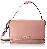 Questa borsa Calvin Klein unica è davvero qualcosa di molto speciale. Con una tracolla aggiuntiva e una manopola, puoi indossarlo facilmente incrociato o comodamente a mano. Inoltre, il design è facile da combinare e una vera cosa o persona che attira lo sguardo ! Dimensioni: 18 x 23 x 2 cm