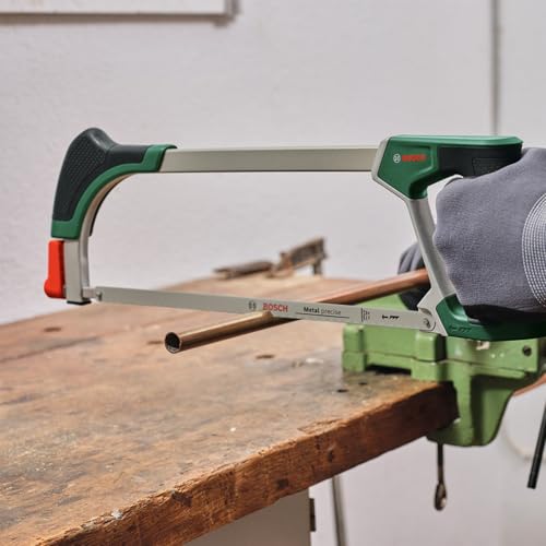 Bosch Bügelsäge 300mm + 3 Extra-Sägeblätter (Bügelsäge mit 4 langlebigen Bi-Metall Sägeblättern für Metall, Holz, Kunststoff und mehr; Einfacher Wechselmechanismus; Softgrip) - Amazon Edition
