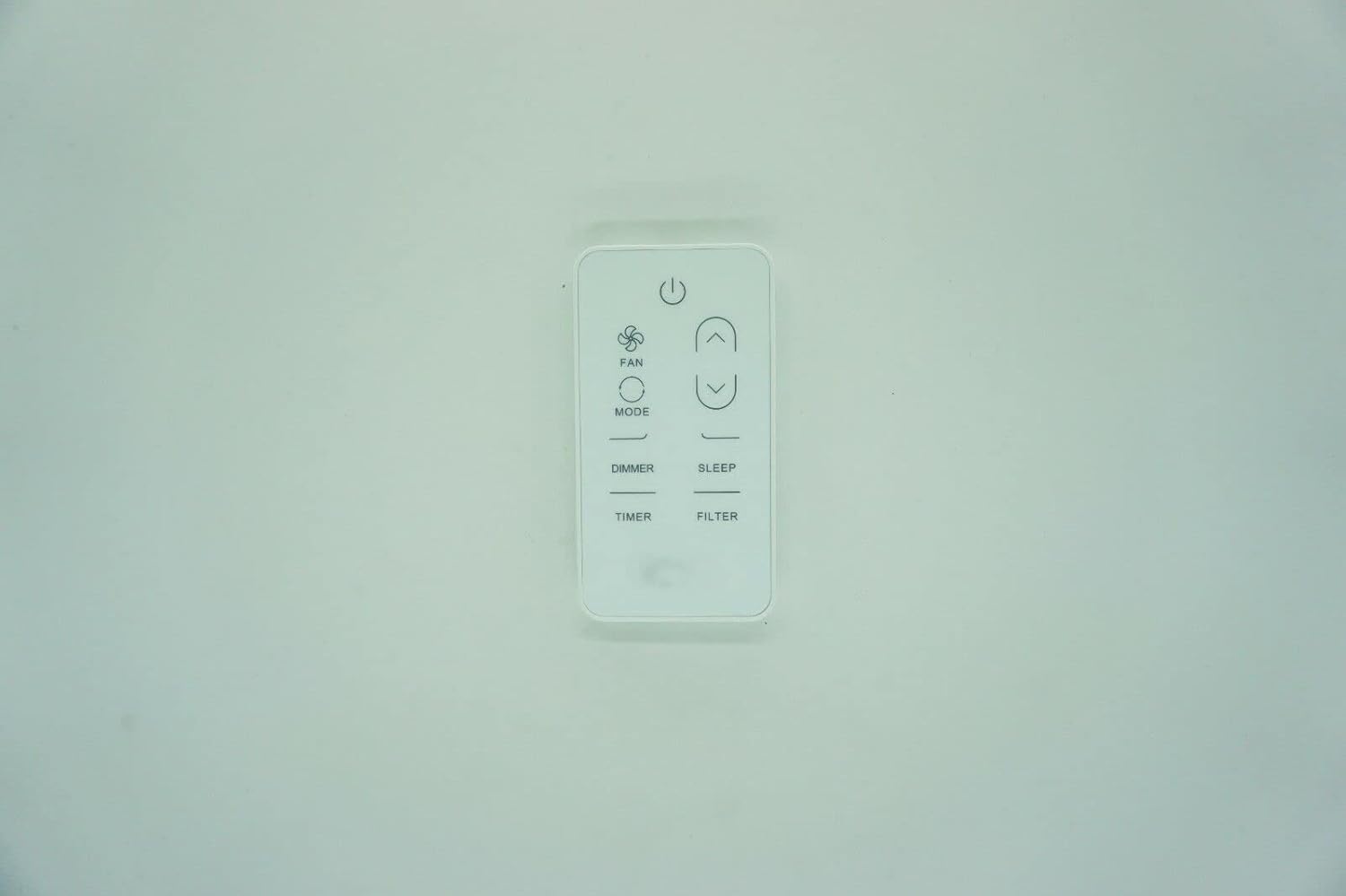 En ángulo view do mando a distancia branco de substitución que mostra os botóns