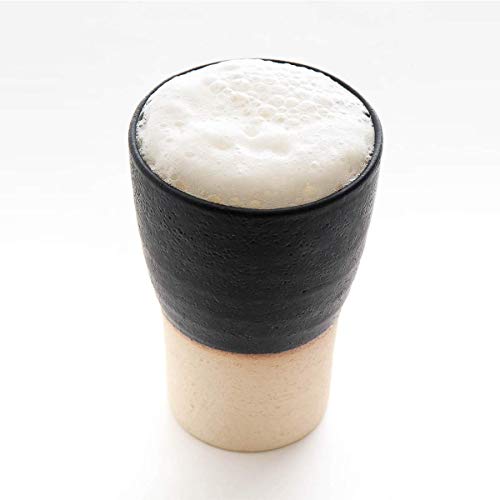 陶器製の素朴な表情に、ほんのりと洗練されたデザイン性を感じさせるタンブラーです。内側の素焼きのお陰で、豊かな泡立ちを簡単に実現できます。小振りなサイズで持ちやすく、ベルを逆さまにしたような独特な形状で、持った時の安定感があります。