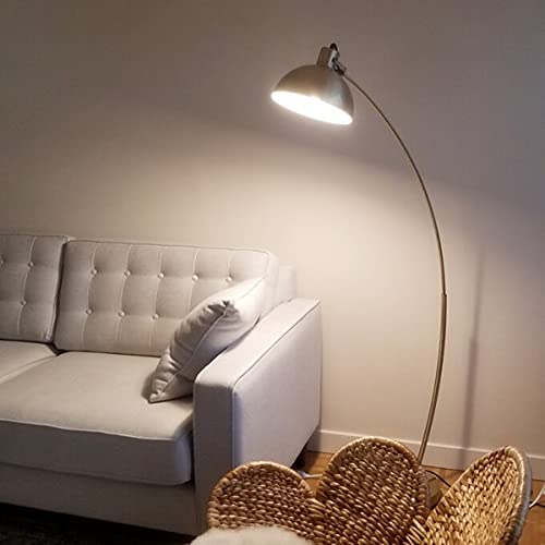 Illuminazione Direzionale: Il paralume orientabile permette di dirigere la luce dove serve, perfetta per la lettura o per creare atmosfera accogliente