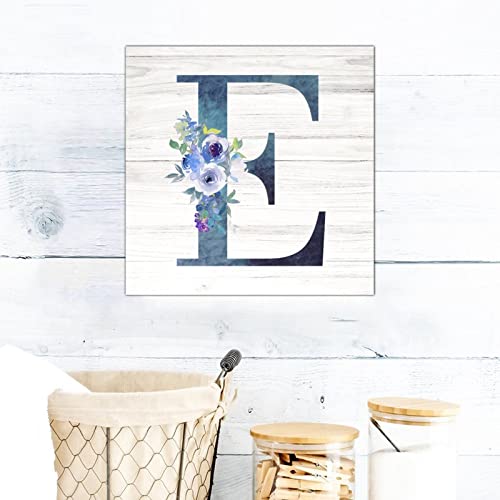 Lettre E en bois bleu pour habiller un mur vide de salon