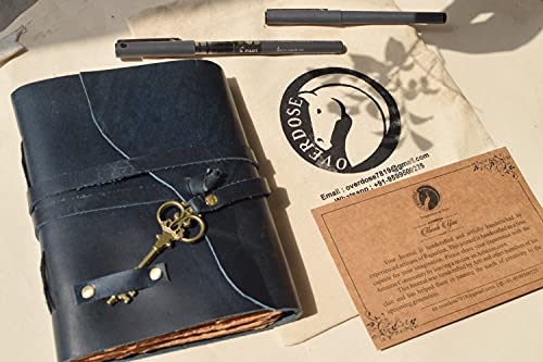 ANTIQUE DECKLE JOURNAL :: Un Diario Che Presenta L'aspetto Vintage Di Un Antico Diario Buff. Un Diario In Pelle Avvolto In Un Taccuino In Ottone Antico E Un Diario In Deckle Sovradimensionato. I Dettagli In Pelle E Ottone Ti Riporteranno Ai Ricordi Dell'infanzia. Potresti Non Voler Mai Più Tornare A Un Pianificatore Normale!