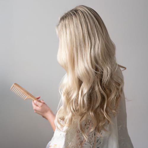 Foto von TEK – Breiter Kamm aus Eschenholz, handgefertigt in Italien und mit dem Allure Award ausgezeichnet. Ideal zum sanften Entwirren von normalem, lockigem oder welligem Haar ohne Haarbruch – 20 x 4,5 cm