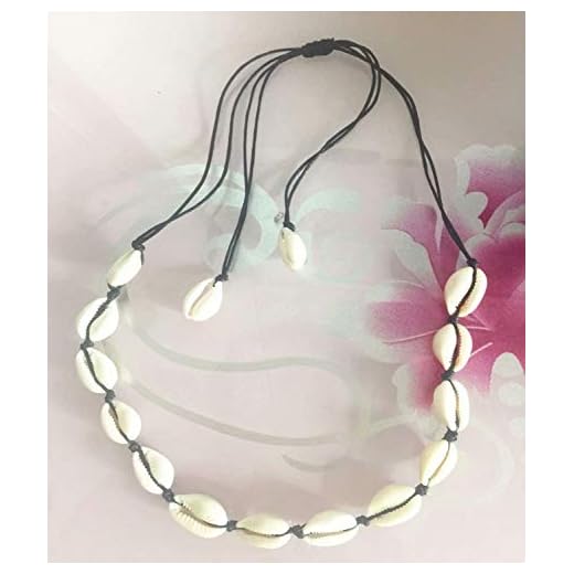 Collares hechos de conchas naturales y cadenas son de moda