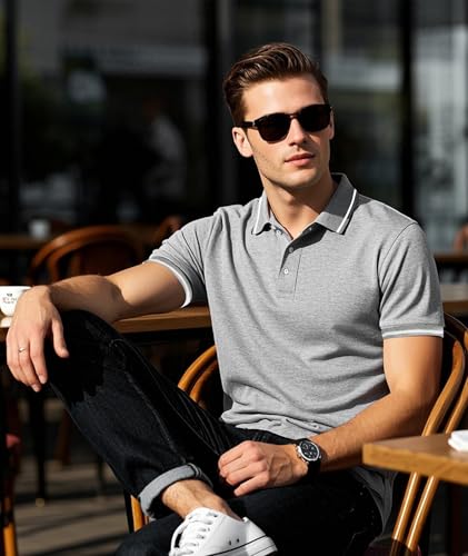 Modelo masculino luciendo un polo gris claro en un entorno exterior, aportando un estilo casual con gafas de sol.