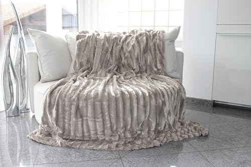 Brandsseller Kuscheldecke Fellimitat doppelseitig 150x200 cm – Flauschige Kunstfelldecke Sofa & Bett, warme Luxus Wohndecke, weich & gemütlich - 100% Polyester, waschbar – Taupe/Grau