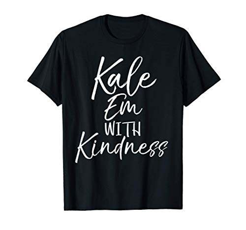 Funny Kale Pun Cute Vegetarian Quote Kale Em with Kindness Camiseta