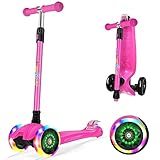 🛴Robust und Sicher🛴 Der leichte, robuste Aluminiumrahmen und das verstärkte Brett des Kleinkind-Rollers sorgen für Langlebigkeit beim ganztägigen Spielen. Die rutschfeste Fußplatte, besonders griffige Handgriffe, breitere Räder und das dreirädrige Design sorgen für Stabilität und Sicherheit bei Ihrem Fahrerlebnis. Am Ende des Decks sind reflektierende Streifen angebracht, die dafür sorgen, dass Kinder sichtbar sind.