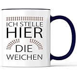 Tasse mit Spruch Weichen Stellen Bahner Bahnverkehr Becher Weichenwärter Bahn Eisenbahn - lustiges Geschenk - Kaffeebecher als Geschenkidee - Kaffeetasse 330ml - Weiss-Blau
