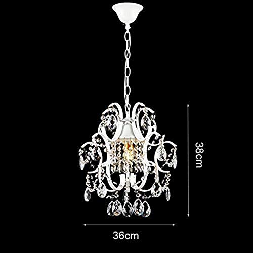 Chambre parentale moderne illuminée par des lampes suspendues design