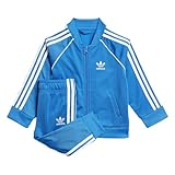 Optez pour ce survêtement AdidasColoris : BleuCol montantManches longuesComposition : 100% polyesterFermeture éclair complète avec col côteléPoches passepoilées devant sur la veste