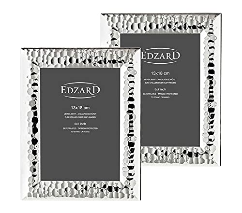 EDZARD 2er Set Fotorahmen Bilderrahmen Gubbio für Foto 13 x 18 cm, edel versilbert, anlaufgeschützt, mit Samtrücken, mit 2 Aufhängern, Fotorahmen zum Stellen und Hängen