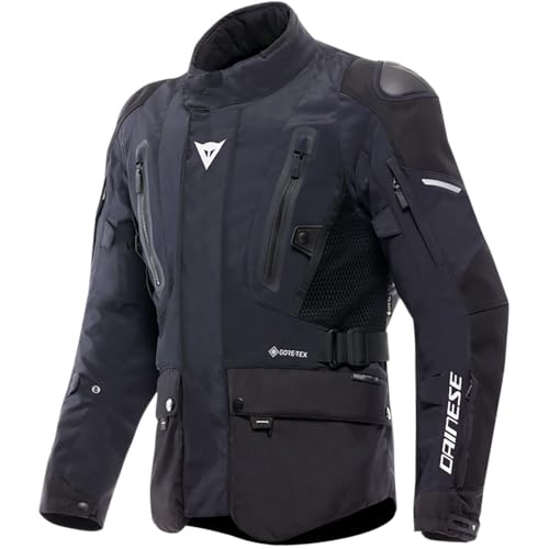 1 tasca cargo sul lato posteriore 1 tasca interna 1 tasca sul rivestimento termico 2 tasche esterne impermeabili 2 tasche in rete elasticizzata sul petto Capo da moto certificato secondo la norma EN 17092 AA Tasca portadocumenti sulla manica Inserti riflettenti