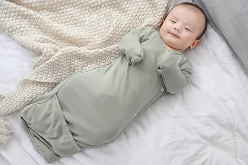 Image of O2 BABY 100% Organic Cotton Kimono Gown with Mittens & Fold-Over Pouch