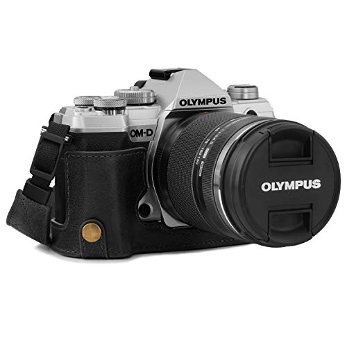 Su misura – La mezza custodia per fotocamera MegaGear Premium in vera pelle con accesso alla batteria è appositamente realizzata utilizzando pelle di alta qualità per i modelli Olympus OM-D E-M5 Mark III per una vestibilità precisa e copertura.