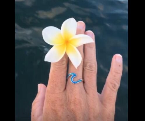 Anello in opale blu, design a forma di onda, in