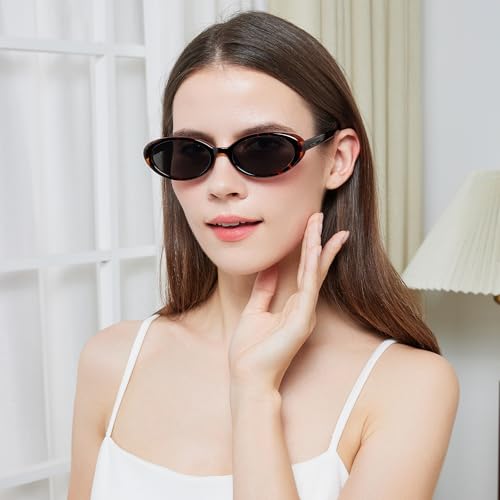 Two pairs of retro classic oval small and rectangle sunglasses for women2