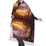 Perfekte Größe und leicht zu transportieren: Mit einer Größe von 196 x 68 cm bietet dieser Schal reichlich Abdeckung und Vielseitigkeit. Seine weiche Textur, das mittlere Gewicht und der dezente Glanz machen ihn zu einem vielseitigen Accessoire, das leicht aufgerollt und in Ihrer Tasche getragen werden kann, wohin Sie auch gehen.