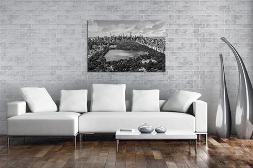 Ein Blick über den Central Park,eingebettet in die mächtige Skyline von New York,bei strahlendem Himmel.Format: 100x70 cm Effekt:Schwarz&Weiß als Leinwandbild,Motiv auf Echtholzrahmen,Digitaldruck