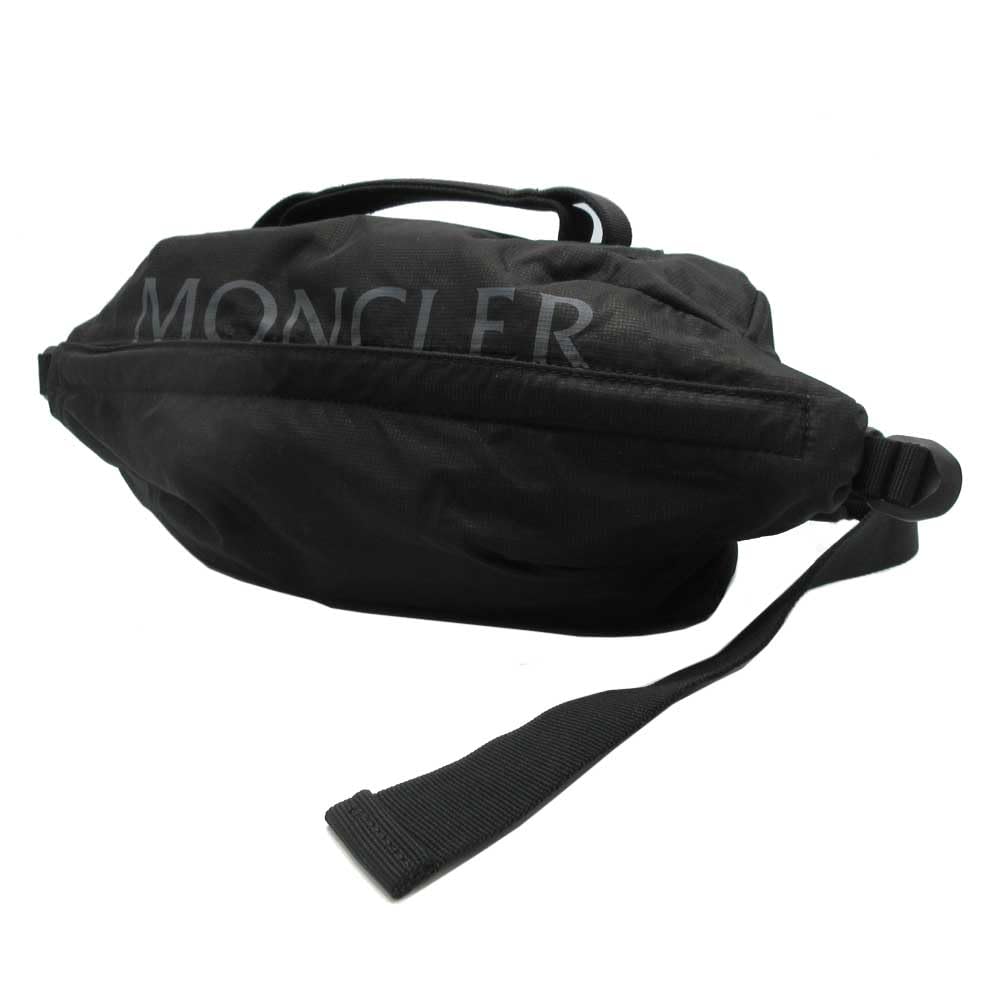 MONCLER ベルトバック　ショルダーバッグ モンクレールTシャツパンツスニーカーに合うショルダーバッグ