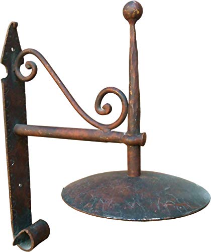 Prodotto made in Italy ARMONIE D\'EPOCA. Lampada da parete per esterno in ferro battuto, forgiata a mano, stile arte povera, ideale per ville e casali.