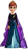 CONJUNTO INSPIRADO EN LA PELÍCULA: El precioso conjunto verde y la capa removible de la muñeca de Anna están diseñados acorde a su conjunto en la película Frozen 2 de Disney
