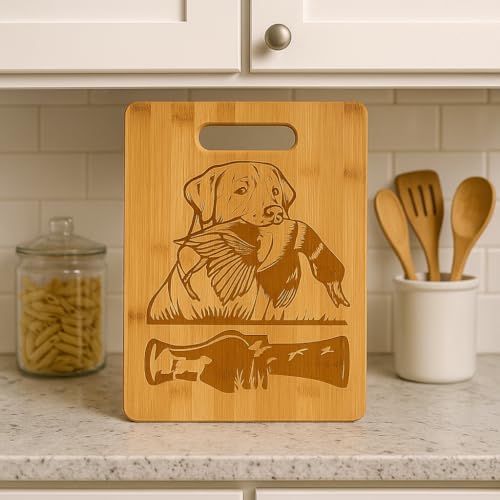 Tabla de cortar de bambú con escena de caza: Labrador Retriever sosteniendo un pato, bloque para picar en la cocina, regalo miniatura 7
