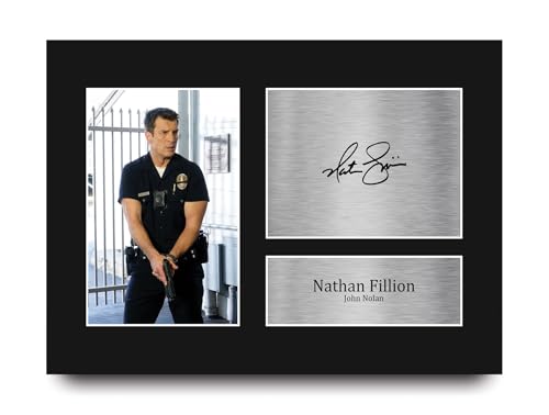 HWC Trading Nathan Fillion The Rookie John Nolan Geschenke Gedrucktes Signiertes Autogramm Foto für Fans von Fernsehshows - A4 für 19,99 EUR bei amazon.de Bild: HWC Trading Nathan Fillion The Rookie John Nolan Geschenke Gedrucktes Signiertes Autogramm Foto für Fans von Fernsehshows - A4 für 19,99 EUR bei amazon.de