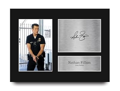 HWC Trading Nathan Fillion The Rookie John Nolan Los Regalos Imprimieron La Imagen Firmada Del Autógrafo Para Los Fans De La Demostración De Serie De Televisión - A4 | Ya disponible en tu tienda friki favorita! En mundofriki.es! HWC Trading Nathan Fillion The Rookie John Nolan Los Regalos Imprimieron La Imagen Firmada Del Autógrafo Para Los Fans De La Demostración De Serie De Televisión - A4 | Ya disponible en tu tienda friki favorita! En mundofriki.es!