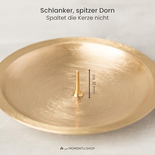 MOMENTU® Kerzenteller rund mit Dorn – Messing gebürstet Ø 8 cm [Gold, Handarbeit] – Kerzenständer, Kerzenuntersetzer, Kerzenschale Stumpenkerzen, Tauf-, Kommunion- und Konfirmationskerze