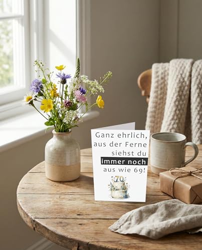 the lazy panda card company Lustige Geburtstagskarte zum 70. Geburtstag „Ganz ehrlich, aus der Ferne siehst du immer noch aus wie 69!“ mit dunkelgrünem Umschlag mit Goldfolie (70. Geburtstag)