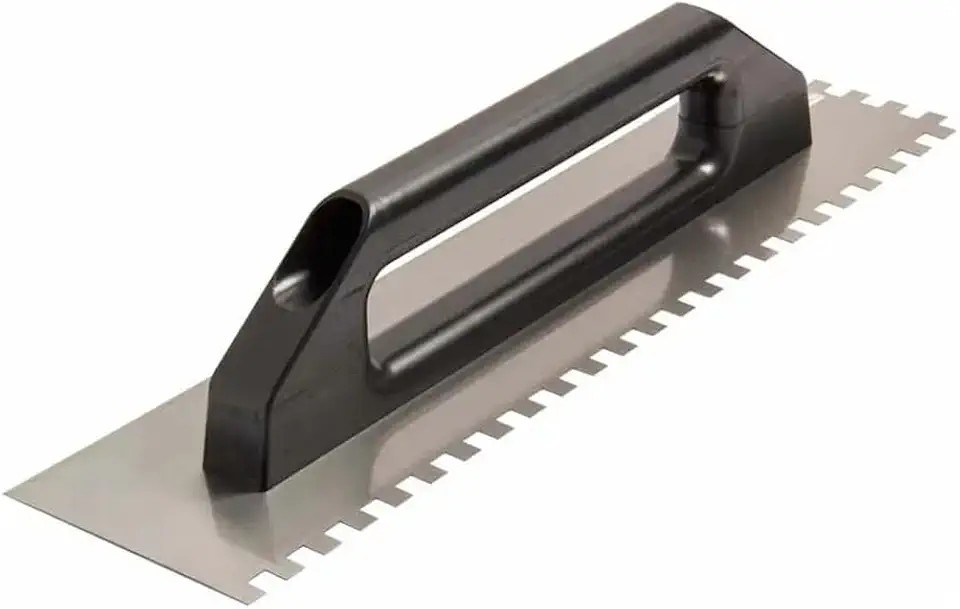 Desempenadeira em Aço Dentada Cabo Plástico 10x10mm 48x12cm