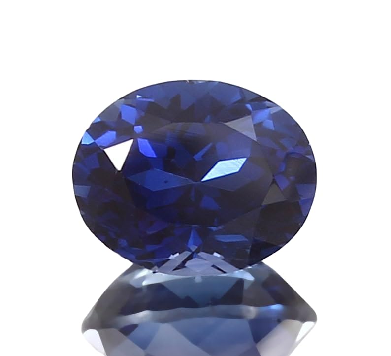Saphir bleu de forme ovale et taillé à facettes, une gemme naturelle d'une grande rareté