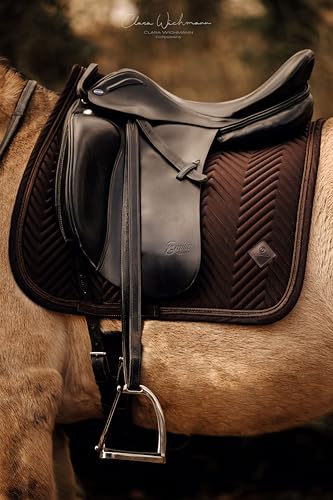 Equimour Dressurschabracke Pure Chocolate – Satin Schabracke für Pferde, anatomisch, atmungsaktiv mit Bamboo Lining & Glitzerborde, veganes Leder-Patch, edles Reitzubehör für Dressur