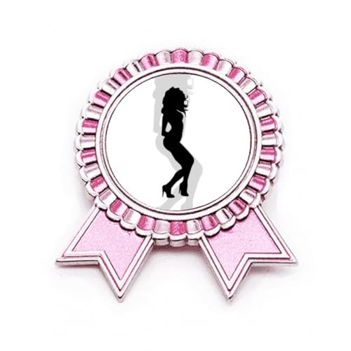 Broche en forme de femme avec cheveux bouclés rose, bijou en métal ciselé