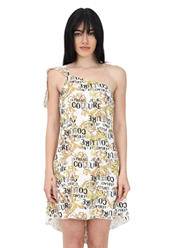 VERSACE JEANS COUTURE Abito corto bianco da donna con stampa Logo Couture e fantasia baroque. L'abito dispone di un taglio monospalla con rouche alla manica e retro leggermente più lungo. La modella indossa una taglia 40 ed è alta 170cm. Si consiglia un lavaggio ed una stiratura a media temperatura. Stagione primavera estate. 