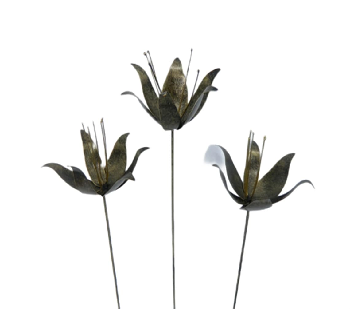 Metal Lily Flower Garden Ornament Set of 3 Lilies on 100cm stick - Gold