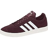 Destaca por la sencillez, la suavidad y por ser deportiva, esta zapatilla cuenta con una parte superior de ante y una suela de goma. Incorpora las 3 bandas