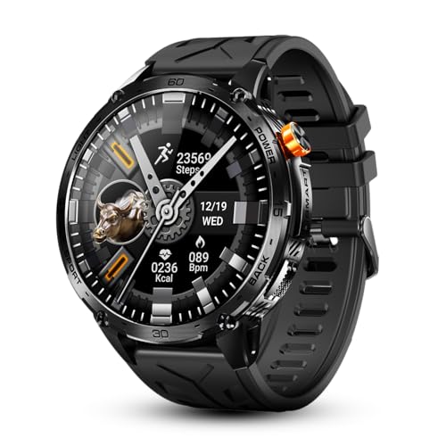 Torcia LED integrata: questo smartwatch di livello militare dispone di una torcia LED integrata in grado di illuminare distanze tra 6 e 8 metri, rendendolo ideale per campeggio, escursioni o avventure serali. La torcia può illuminare la strada al buio, garantendo escursioni notturne più sicure. Serve anche come sorgente luminosa immediata durante interruzioni di corrente o emergenze e gli utenti possono attivarla per inviare segnali di soccorso, se necessario.