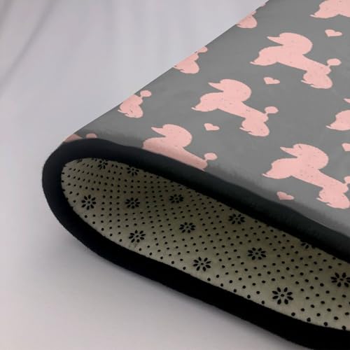 Tapis caniche rose antidérapant pour éviter les chutes au salon
