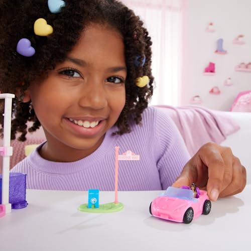 Barbie Coffret Décapotable Mini BarbieLand comprenant une poupée de 3,8 cm, une voiture décapotable qui change de couleur et un panneau de rue, HYF42