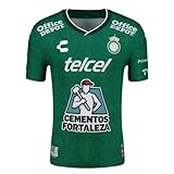 Maillot Santos Home : design unique à rayures vertes et blanches représentant l'héritage fier de Santos Laguna. Coupe performante avec col rond et manches de style classique pour un meilleur ajustement et mobilité.