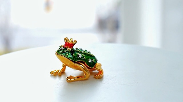 置物 DZONGKHA Amazon.com: YU FENG Crown Frog Trinket Box, Hinged Jeweled Animal
