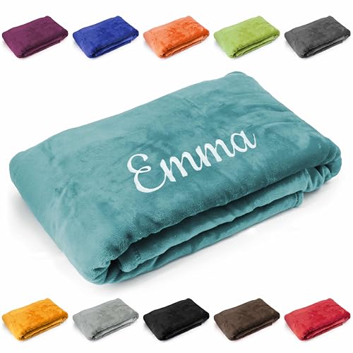 Deitert Kuscheldecke mit Namen oder Wunschtext Bestickt, 200cm x 150cm, extra weiche und gemütliche Sofadecke/Wohndecke, hochwertiges Fleece, personalisiertes Geschenk (Petrol)